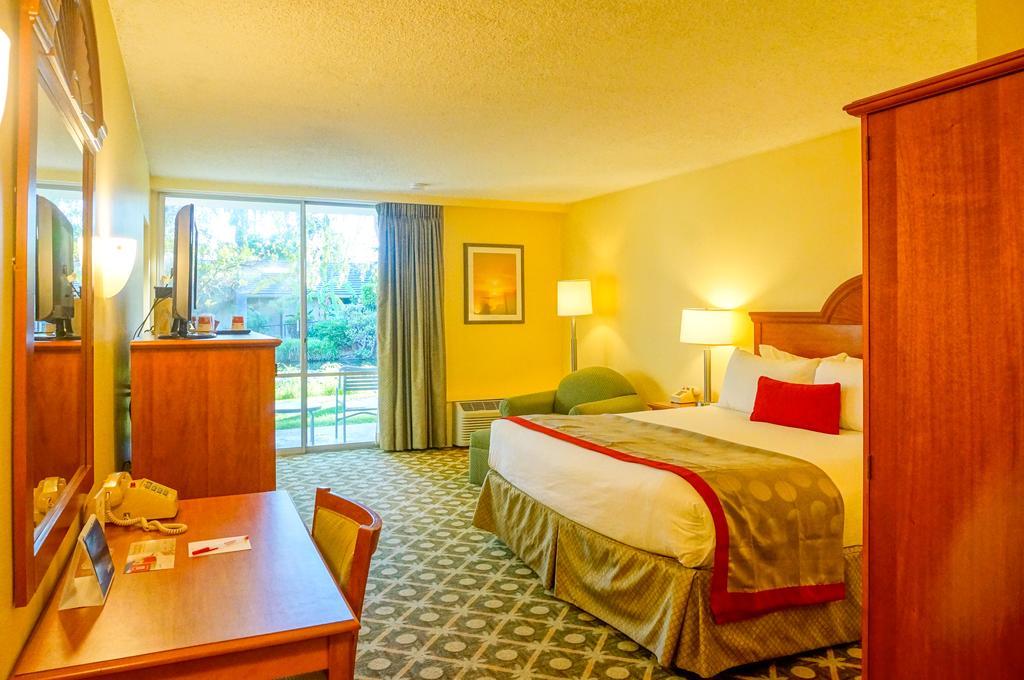 Hotel Ramada By Wyndham Santa Barbara