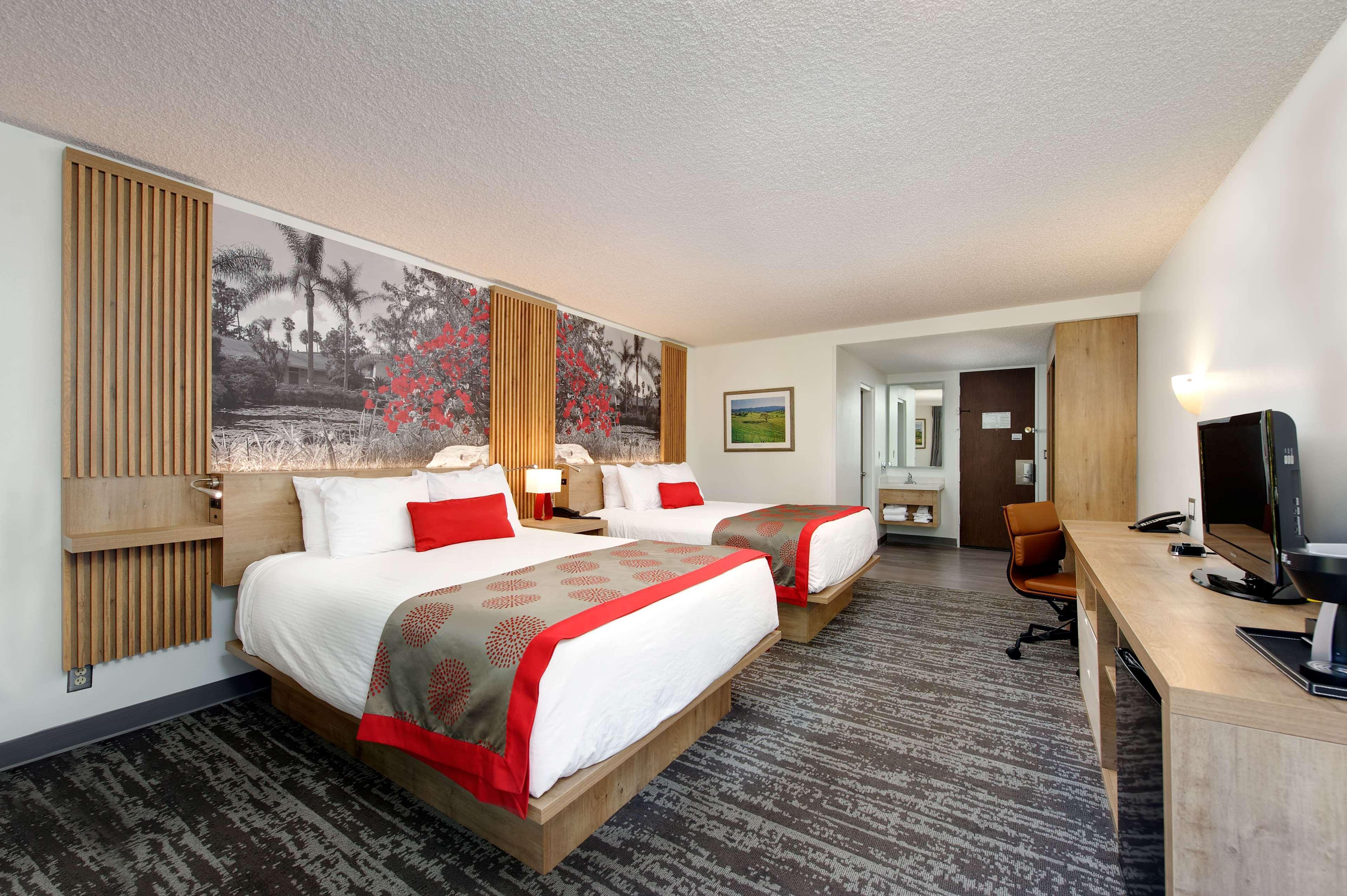 Ramada By Wyndham Santa Barbara Hotel