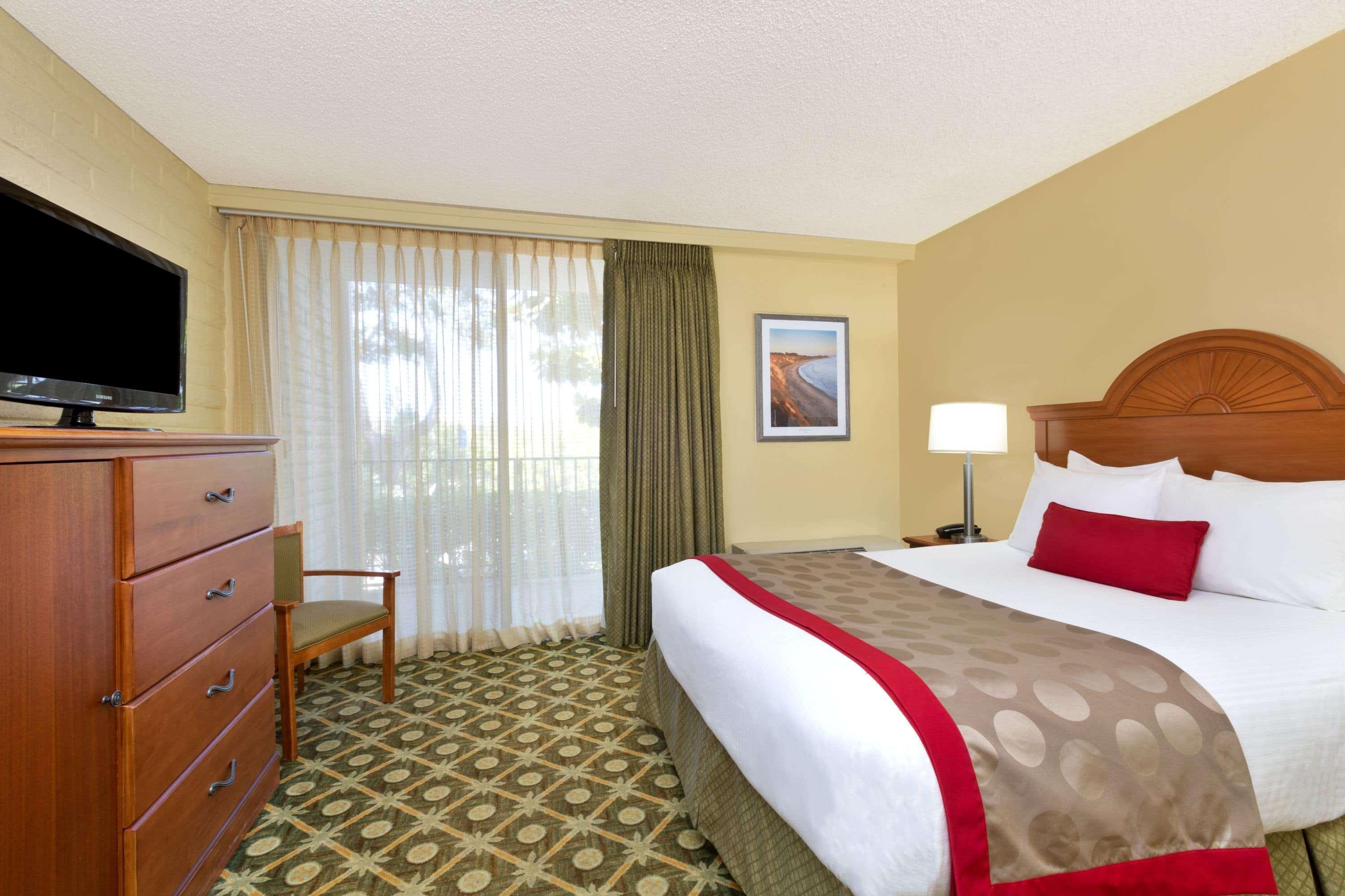 Hotel Ramada By Wyndham Santa Barbara 3*