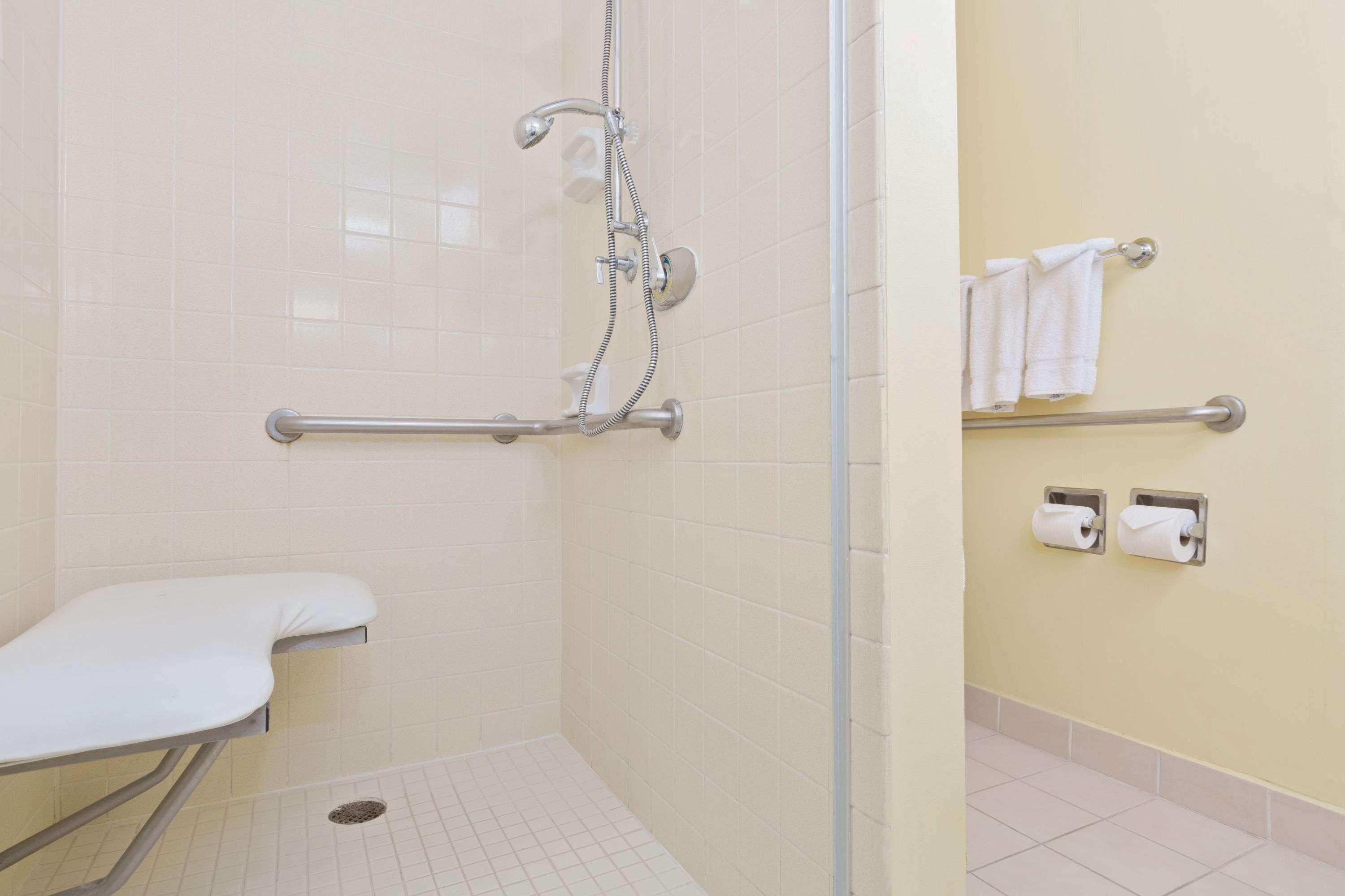 Hotel Ramada By Wyndham Santa Barbara 3*