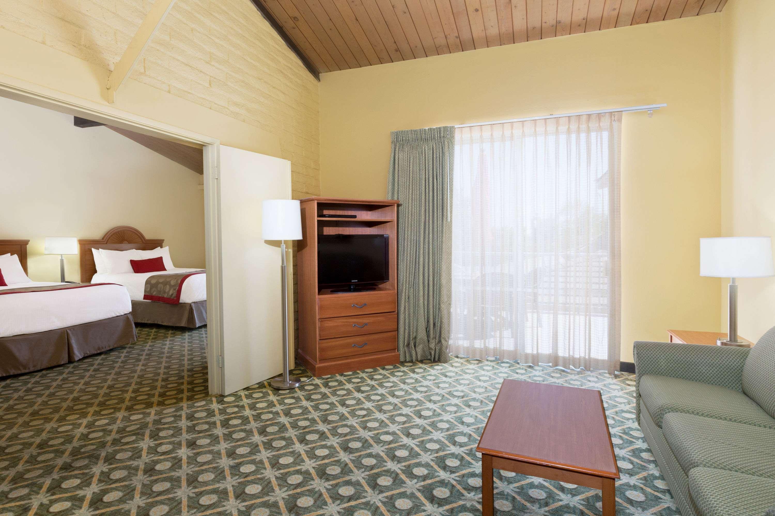 Ramada By Wyndham Santa Barbara Hotel 3*