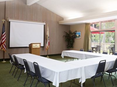 Ramada By Wyndham Santa Barbara Hotel 3*