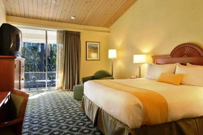 Ramada By Wyndham Santa Barbara Hotel