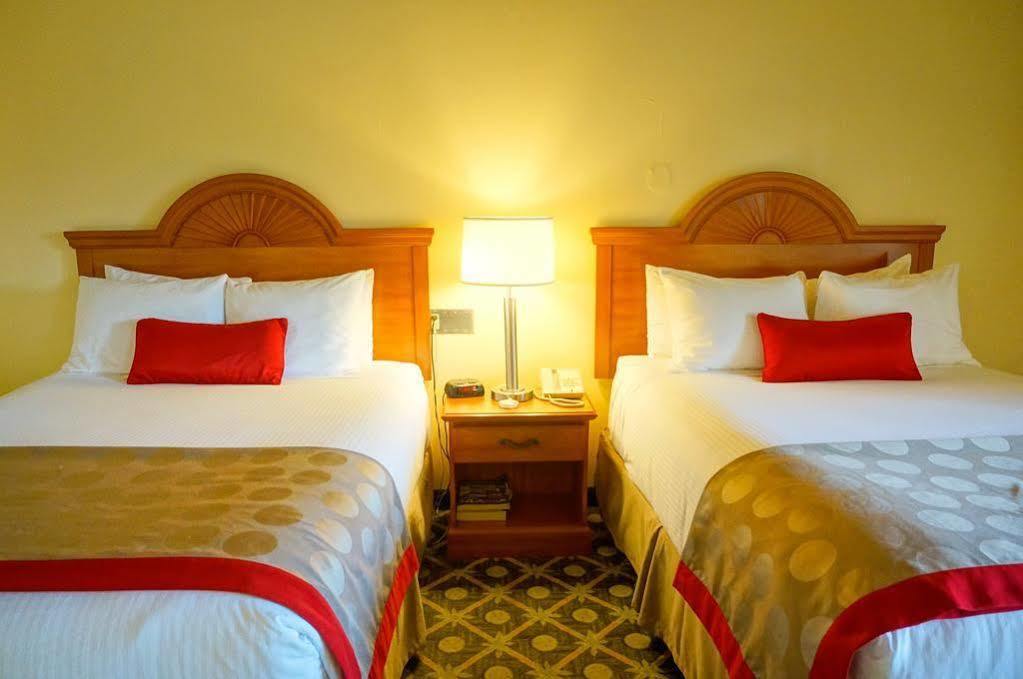 Hotel Ramada By Wyndham Santa Barbara 3*