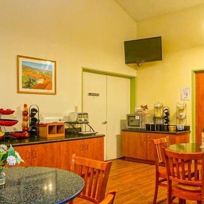 Ramada By Wyndham Santa Barbara Hotel 3*