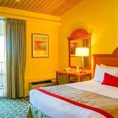 Hotel Ramada By Wyndham Santa Barbara 3*