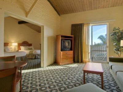 Ramada By Wyndham Hotel Santa Barbara